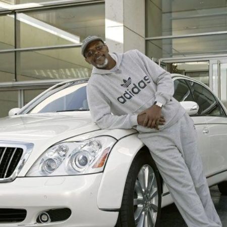 Samuel L. Jackson gives a pose infront of his car